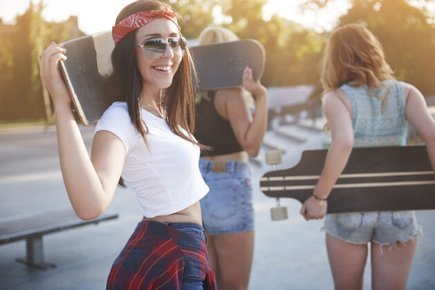 滑板女孩们在溜冰场玩得很开心散步模糊的脸眼镜