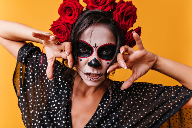 万圣节万圣节化妆的恐怖女人的特写照片死亡之日穿着墨西哥服装的漂亮女模特嘉年华民俗花
