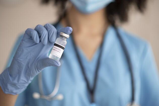 保健为病人准备疫苗的女医生预防疾病医院