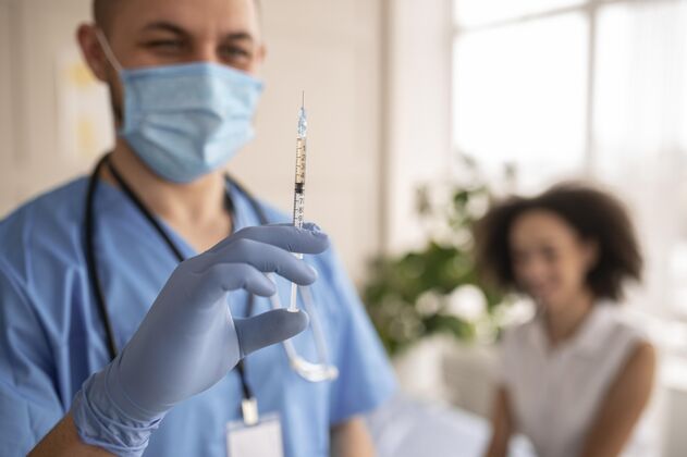 医疗医生在病人旁边拿着装有疫苗的注射器健康病毒疾病