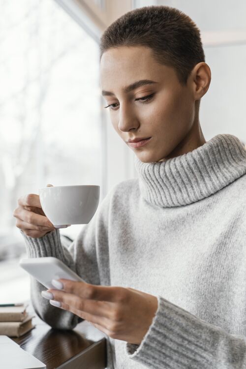 手机拿着杯子的中枪女人中镜头休闲生活方式