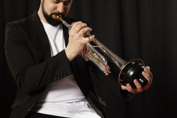 国际热情的音乐家庆祝爵士日人音乐家爱好