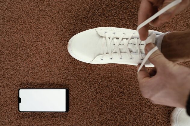 运动特写运动员系鞋带锻炼运动生活方式