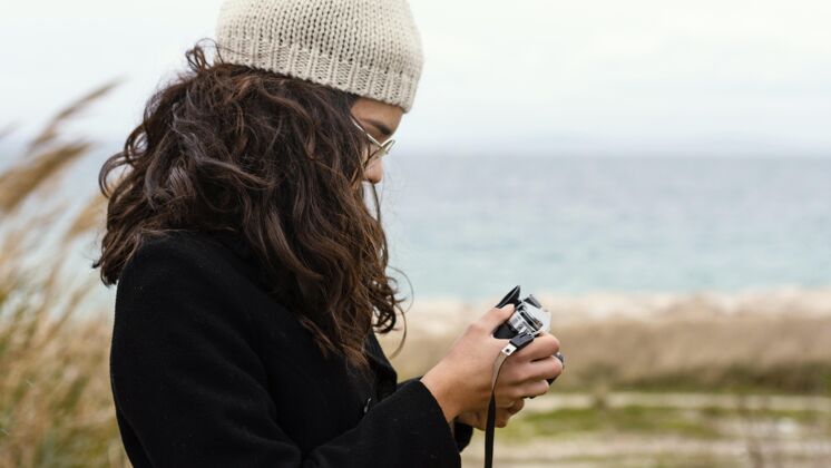 女人带着相机的年轻美女自然美丽技术
