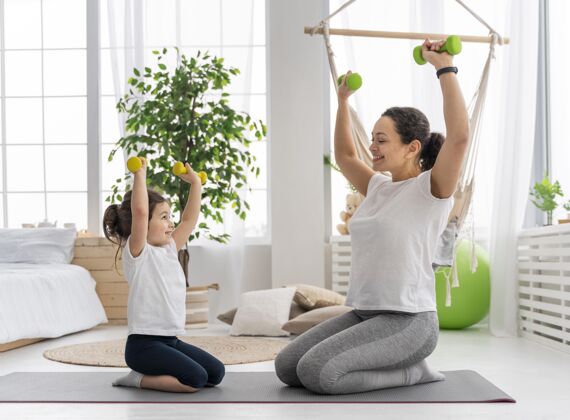 儿童成人和小孩举着哑铃运动健康室内