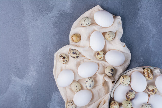 产品鸡和鹌鹑蛋在地上餐厅餐具生物