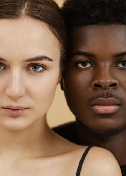 肖像特写异族夫妻肖像没有种族主义橙色背景社区