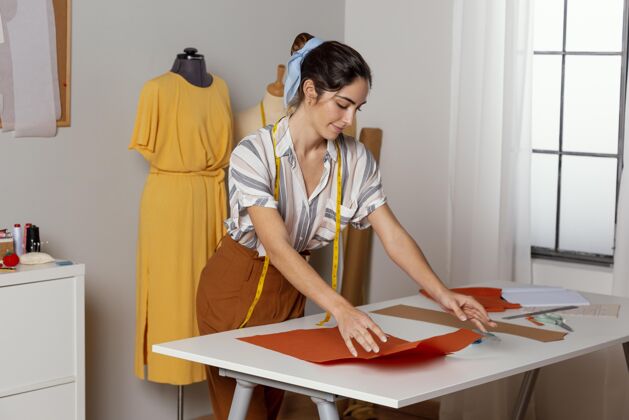 中镜头中等身材的女人在看布料创意手工女性