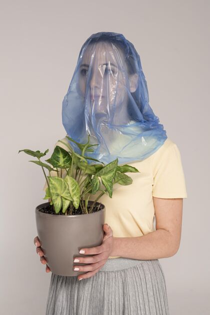 零浪费头上戴着塑料袋的女士折叠花盆女人塑料袋环保