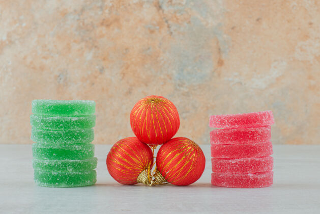 食物绿色和红色的糖果酱红色圣诞球大理石背景高品质的照片吃球红色