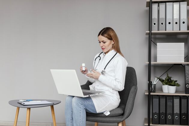 医疗保健中枪医生坐在电脑旁横向互联网连接