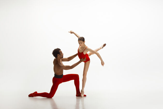 年轻优雅的经典芭蕾舞演员在白色的墙壁上跳舞优雅 艺术家 动作 动作和动作概念移动经典男人