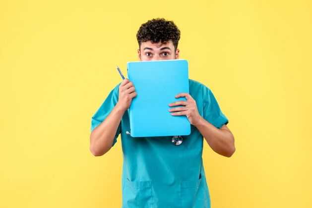 漂亮前视图医生拿着蓝色文件夹的医生在想冠状病毒病人成人思考肖像