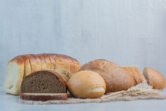 小麦各种自制面包粗麻布与小麦高品质的照片新鲜食用美味