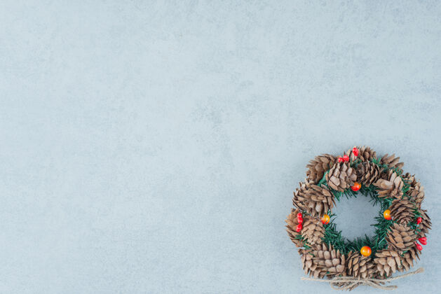 花环一个圣诞花环从松果在大理石背景高品质的照片松果树圣诞松果