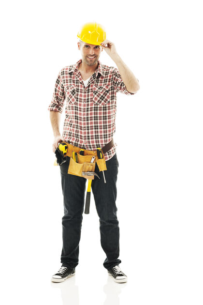 全长戴着黄色头盔的快乐建筑工人房屋工程男性建筑外观