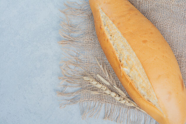 面包卷新鲜的粗麻布面包和小麦高品质的照片新鲜粗麻布面包
