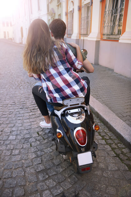 男人一对夫妇在城里骑摩托车人际关系街道假日