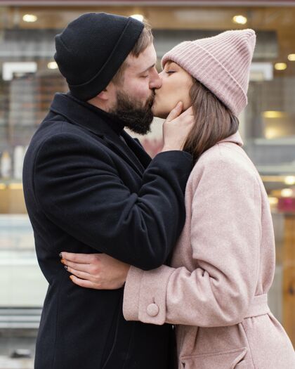 帽子年轻夫妇拥抱亲吻户外一起模特
