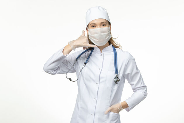 面罩正面图女医生身穿医疗服戴口罩因冠状病毒对轻白壁病病毒冠状病毒-大流行性疾病套装医疗灯光