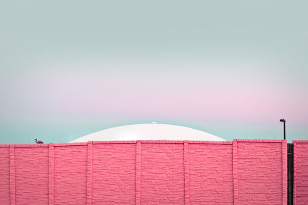砖现代建筑 粉色砖墙后面的不明飞行物质感建筑材料