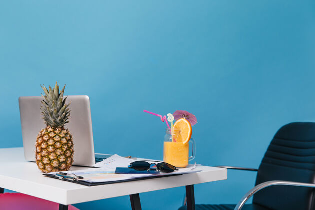 深色假日工作场所的照片菠萝 橙子鸡尾酒 眼镜 图形 笔记本电脑都在桌上经典成功笔记本电脑
