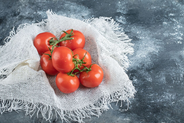 维生素在白麻布上放一些多汁的西红柿生的新鲜的有机
