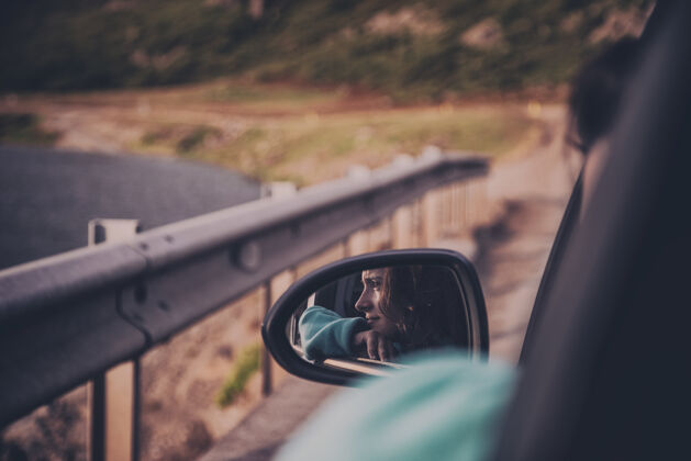 骑坐在车里的女人公路旅行镜子女人
