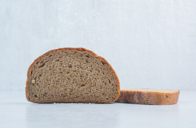 什锦蓝色背景上的黑面包片高质量的照片食品面包皮棕色