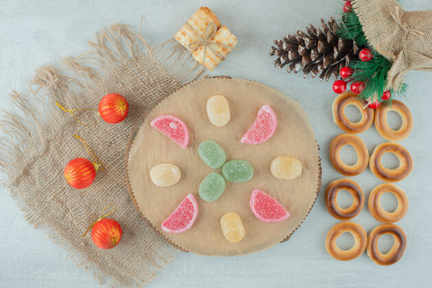 华夫饼美味的饼干和圣诞球上麻袋高品质的照片可食用的食品糕点