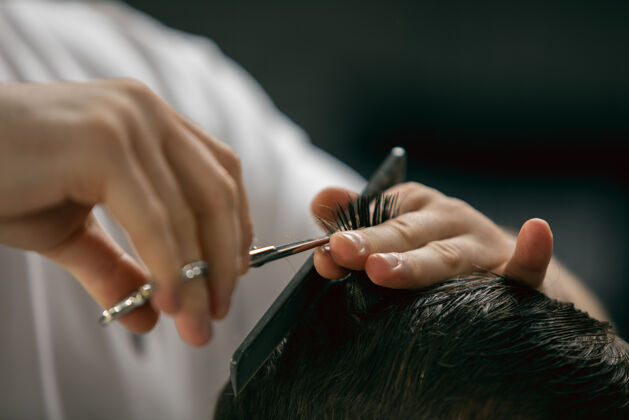 专业理发师 发型师的客户在得到护理和发型的新面貌理发师冠状病毒反射