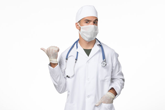 男性正面图男医生穿着医疗服 戴着口罩 因柯维德-白墙柯维德-大流行病毒病实验室外套外套男人