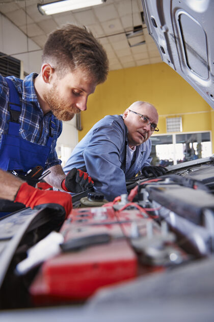 发动机修理工在车间里修理汽车工作工作寻找