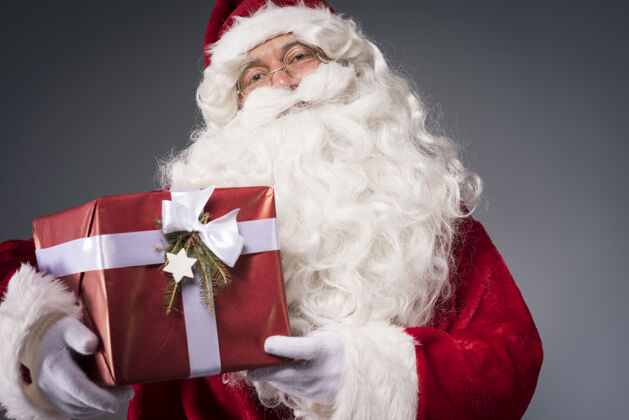 文化拿着礼品盒的圣诞老人欢乐男人礼物