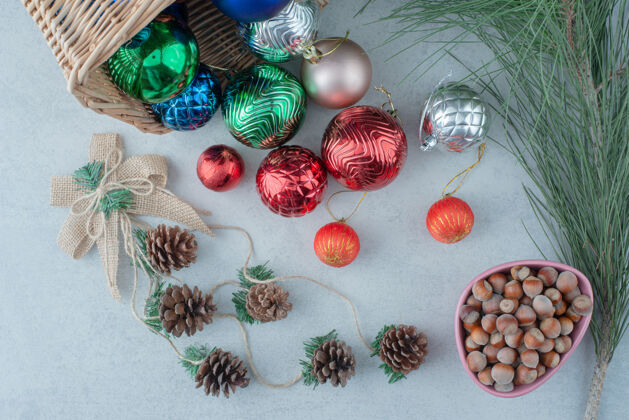 松子圣诞球与松果和坚果高品质的照片可口圣诞球松果