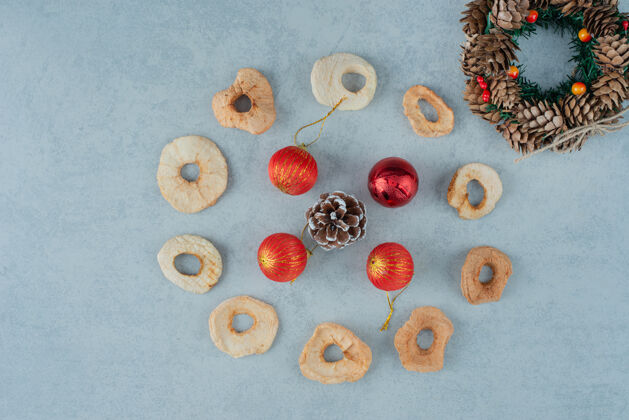 健康健康干果与圣诞花环从松果高品质的照片圣诞花环干苹果