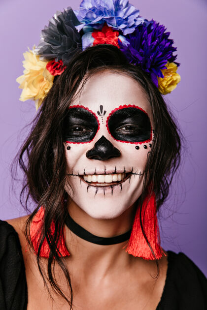 幻想戴着面具的墨西哥女人心情很好 带着雪白的微笑 摆出了特写的姿势装饰女人嘉年华