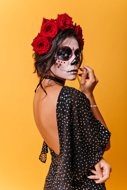 服装头上戴着玫瑰的墨西哥女人的垂直肖像戴着狂欢节面具的女孩若有所思地摆姿势肖像恐怖恐怖