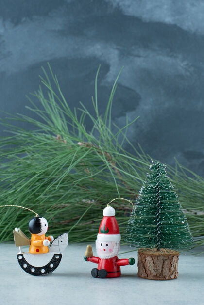 节日小圣诞玩具大理石背景高品质的照片五颜六色圣诞玩具小