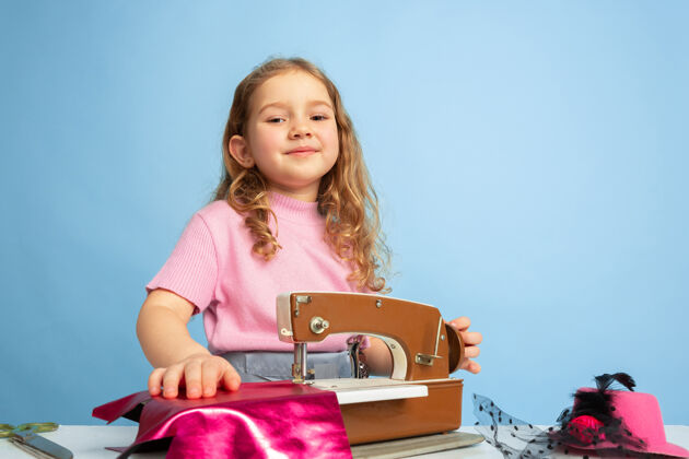 天真小女孩梦想着未来的裁缝职业想象童年专业