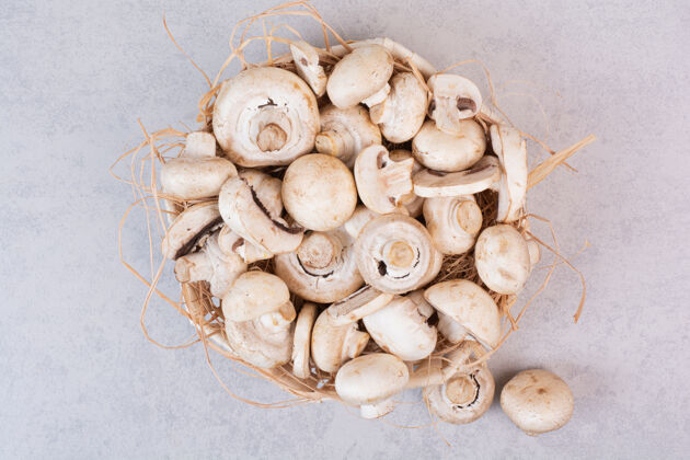 有机一堆放在木篮里的鲜蘑菇食用生食品