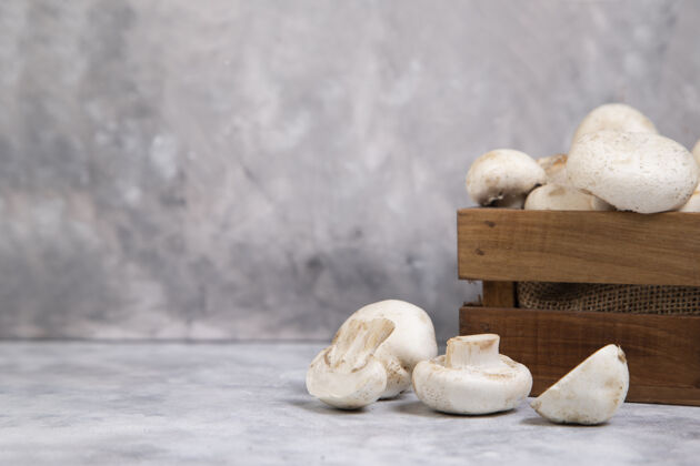 多汁的一个木制的旧盒子 里面装着新鲜的香菇 放在石头上维生素天然成熟