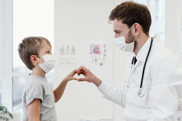 病人特写医生和戴口罩的小孩医疗专业保健