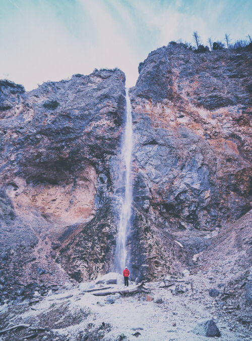 自然穿着红色夹克站在瀑布边的人高山瀑布河流