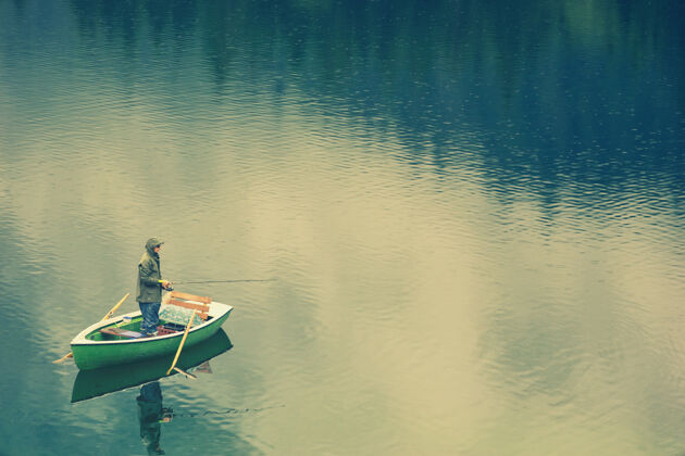 船湖上有人在船上车辆人独木舟