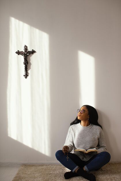 祝福女人在室内读圣经成人信仰和平