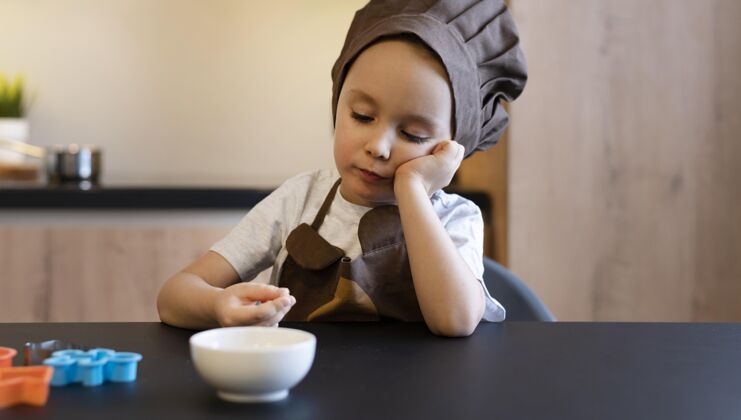 儿童坐在桌边的中枪小子生活方式食物中镜头