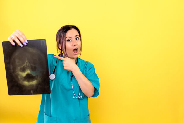漂亮放射科医生侧视图放射科医生看病人的x光片X光微笑听诊器
