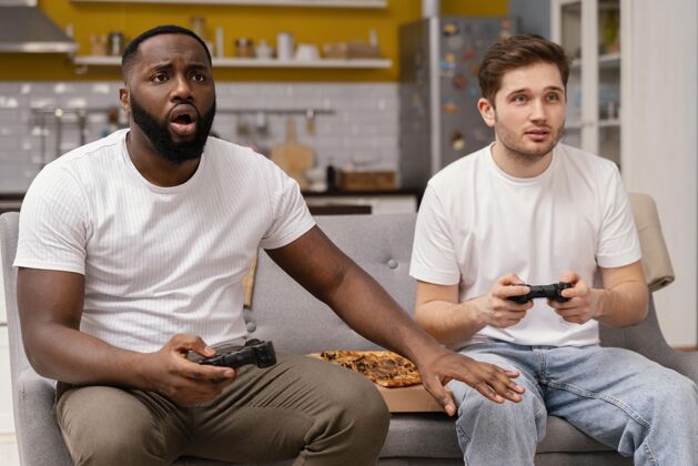 休闲朋友们在电视上玩电子游戏看电视男人沙发