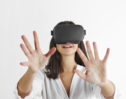 女人戴着虚拟现实耳机的女人设备小玩意科技